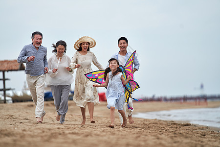 一家人海边快乐的一家人在海边度假背景