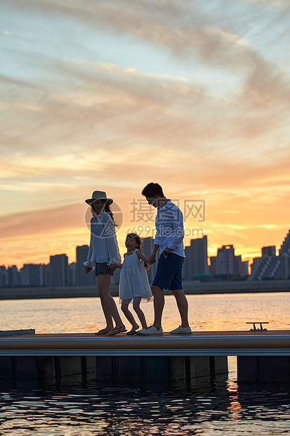 一家三口在海边度假图片