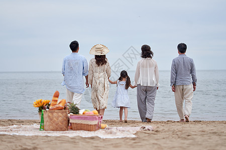 快乐的一家人在海边度假图片