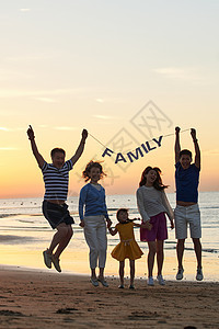 在海边度假的快乐家庭图片
