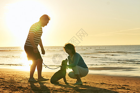 老年夫妇在海边玩耍图片