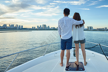 游轮甲板浪漫的青年夫妇乘坐游艇出海背景