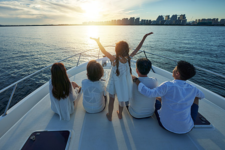 欢乐家庭乘坐游艇出海高清图片