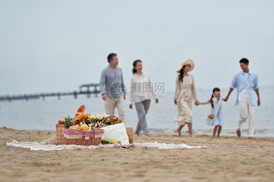 快乐的一家人在海边度假图片