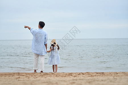 中国美景快乐父女在海边玩耍背景