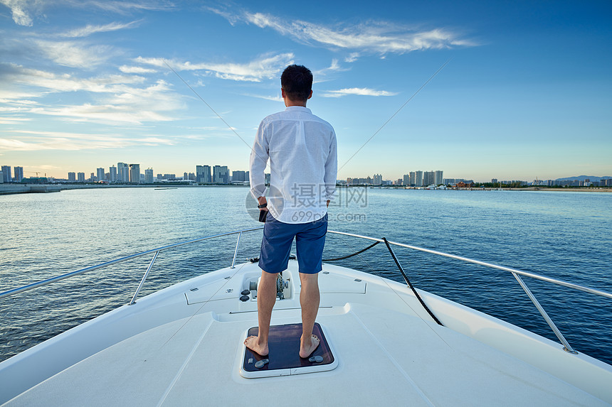 青年男人乘坐游艇出海图片