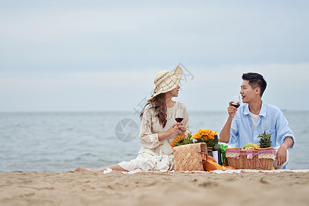 浪漫的青年夫妇在海边度假图片