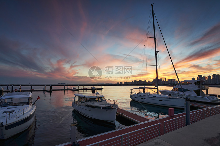 夕阳下的游艇图片