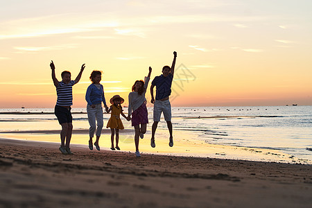全家福剪影在海边度假的快乐家庭背景