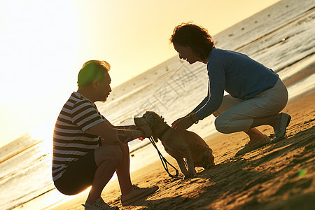 海滩上的老年夫妇图片