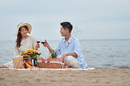 浪漫的青年夫妇在海边度假高清图片