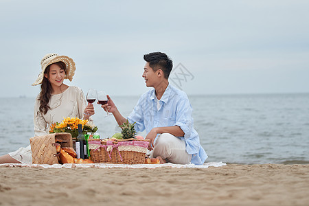 浪漫的青年夫妇在海边度假图片