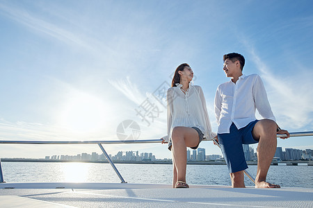 浪漫的青年夫妇乘坐游艇出海图片