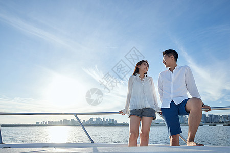 浪漫的青年夫妇乘坐游艇出海图片