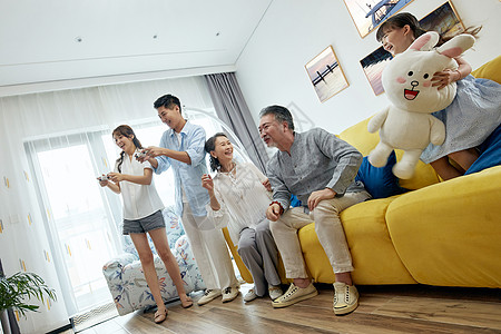 快乐家庭在家玩游戏图片