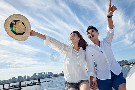 游轮甲板浪漫的青年夫妇乘坐游艇出海背景