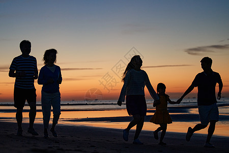 在海边的女人在海边度假的快乐家庭背景