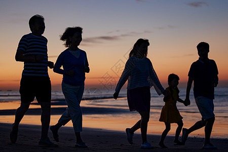 夕阳海滩在海边度假的快乐家庭背景