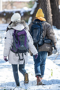 冬季年轻夫妇户外郊游背景图片