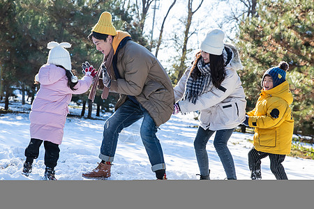 快乐的一家人在雪地里做游戏图片