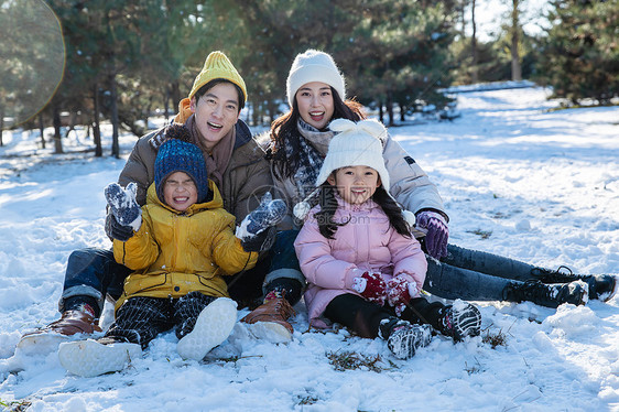 快乐的一家人坐在雪地上图片