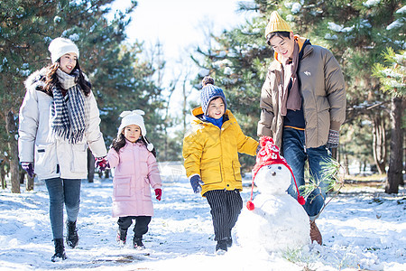 幸福的一家四口和雪人图片