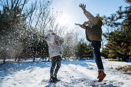 雪地上玩耍的青年伴侣图片