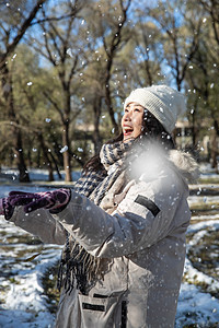 雪地上玩耍的青年女人图片