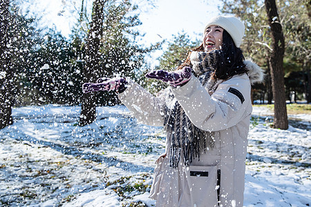 雪地上玩耍的青年女人图片