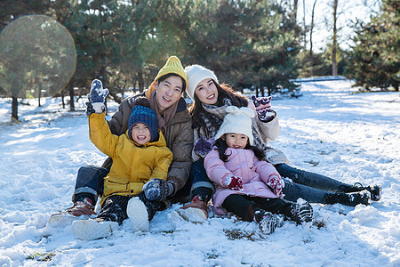 快乐的一家人坐在雪地上图片