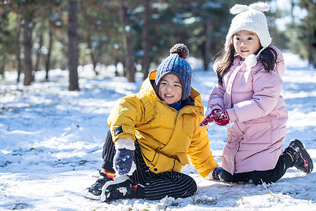 雪地风光快乐儿童在雪地上玩耍背景