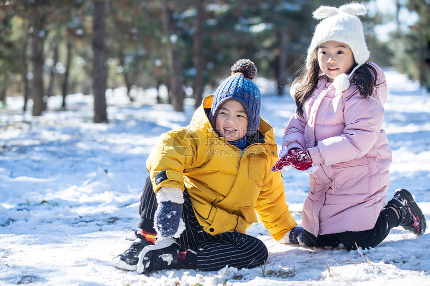 快乐儿童在雪地上玩耍图片