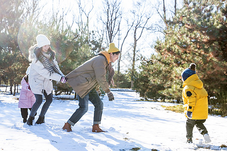 快乐的一家人在雪地里做游戏图片