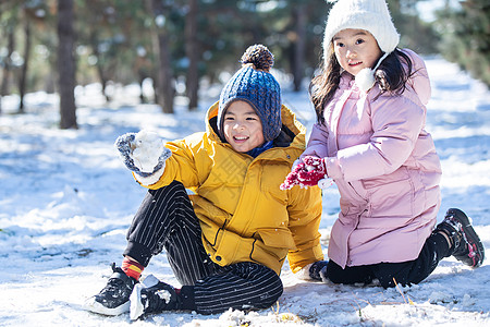 雪地风光快乐儿童在雪地上玩耍背景