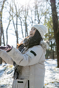 雪地上玩耍的青年女人图片