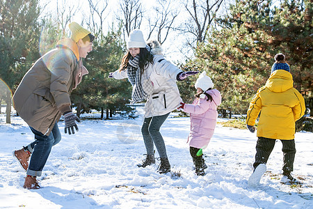 快乐的一家人在雪地里做游戏图片