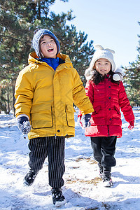 快乐儿童在雪地上玩耍图片