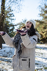 下雪天玩耍的青年女人高清图片