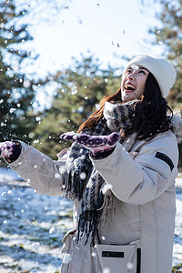 下雪天玩耍的青年女人高清图片