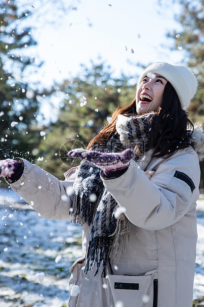 下雪天玩耍的青年女人图片