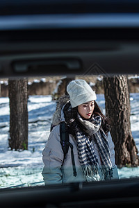 冬季年轻女人徒步旅行图片