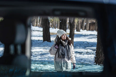 冬季年轻女人徒步旅行图片