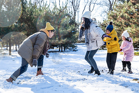 快乐的一家人在雪地里做游戏高清图片