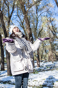 下雪天玩耍的青年女人图片