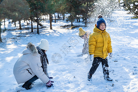 快乐的一家人在雪地上玩耍图片