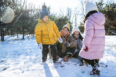 快乐的一家人在雪地上玩耍图片