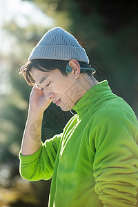 户外听音乐的青年男人图片