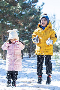 快乐儿童在雪地上玩耍图片