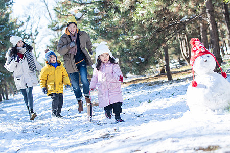 幸福的一家四口和雪人图片