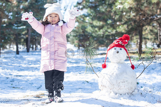 快乐的小女孩和雪人图片
